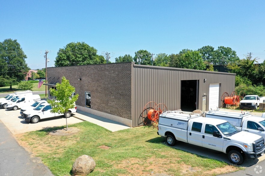 More Photos Of 1319 Continental Blvd, Charlotte Distribution For Lease