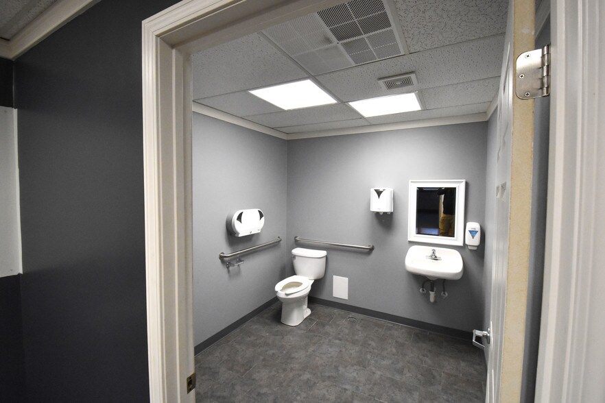 More Photos Of 544 Niedringhaus Ave, Granite City Office For Lease