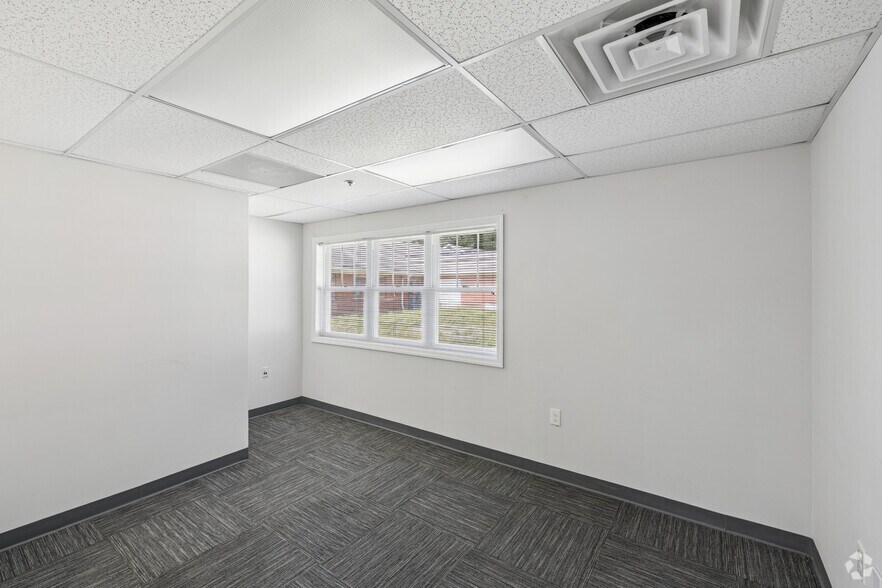 More Photos Of 190 N Evergreen Ave, Woodbury Office For Sale