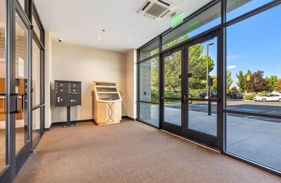 More Photos Of 704 E United Heritage Ct, Meridian Office For Sale