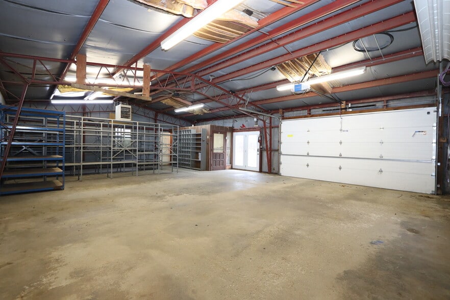 More Photos Of 536 1/2 Oak St. St, Morris Flex For Lease