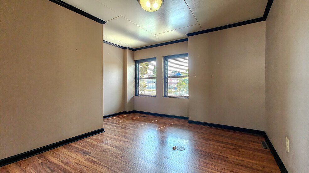 More Photos Of 512 Stonewall St N, McKenzie Office For Sale