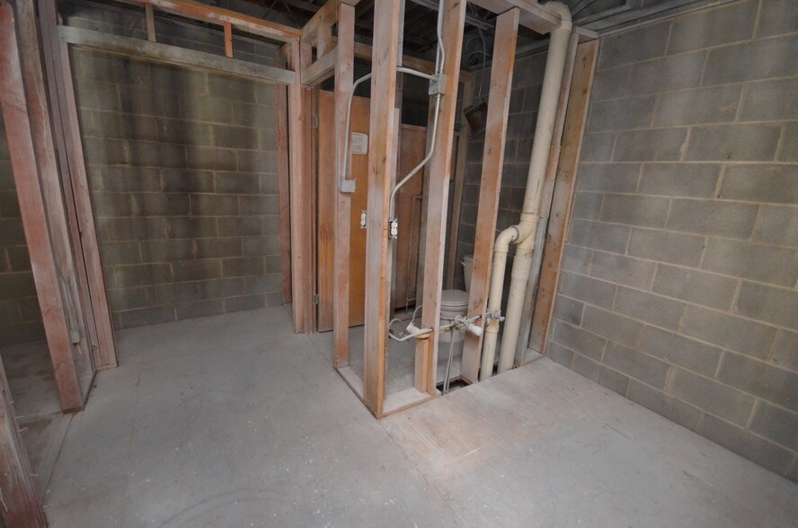 More Photos Of 1823 N Frontage Rd, Beeville Office For Sale