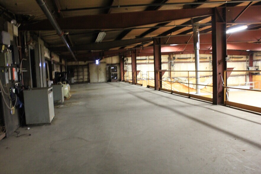 More Photos Of 4 Gator Rock Rd, Somersworth Distribution For Sale