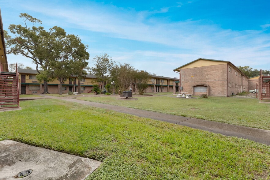 More Photos Of 3501 N Macgregor Way, Houston Apartments For Sale