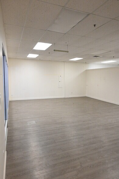 More Photos Of 25 Meadow Rd, Windsor Showroom For Lease