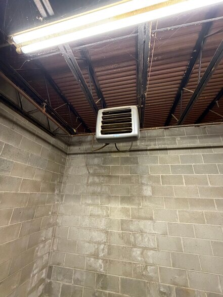 More Photos Of 910 Edgefield St, Greenwood Light Distribution For Sale