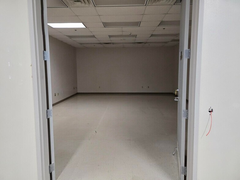 More Photos Of 601 Main St, New Town Warehouse For Lease