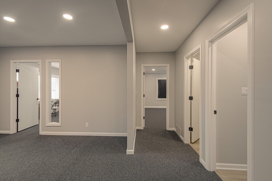 More Photos Of 1600 SW Market St, Lee's Summit Office For Sale