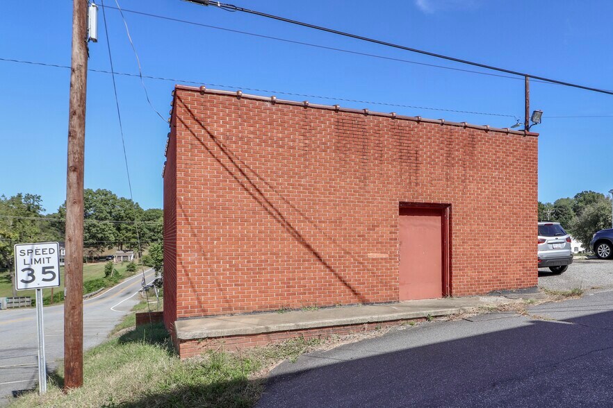 Primary Photo Of 214 Town Alley, Taylorsville Specialty For Lease