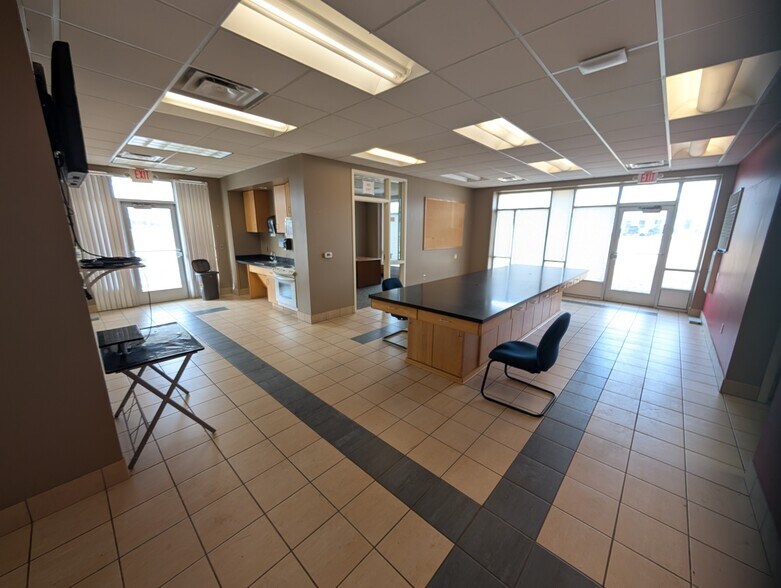 More Photos Of 1650 Afton Rd, Sycamore Distribution For Sale