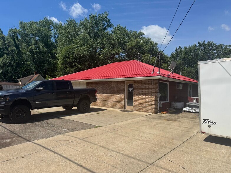 Primary Photo Of 2927 Erie Ave NW, Massillon Auto Dealership For Lease