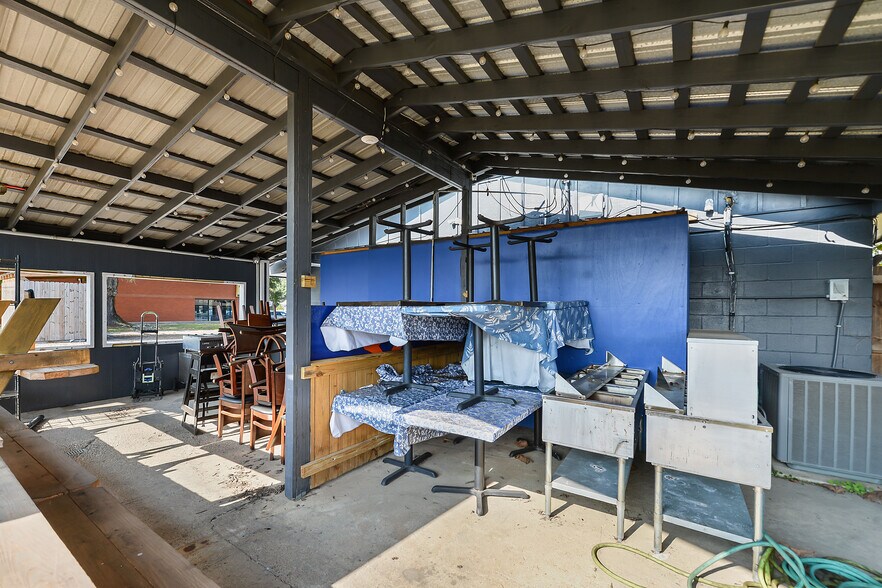 More Photos Of 1220 Bienville Blvd, Ocean Springs General Retail For Lease
