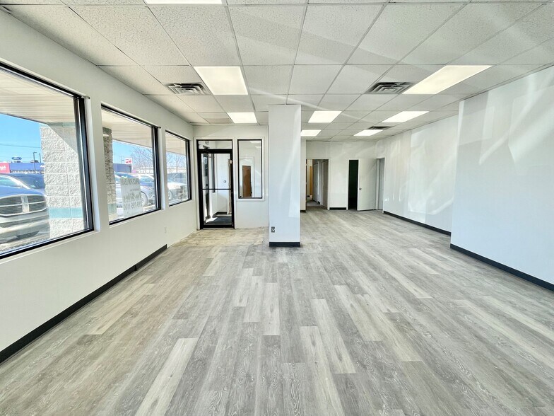 More Photos Of 630 W Lincoln Hwy, Merrillville Showroom For Lease