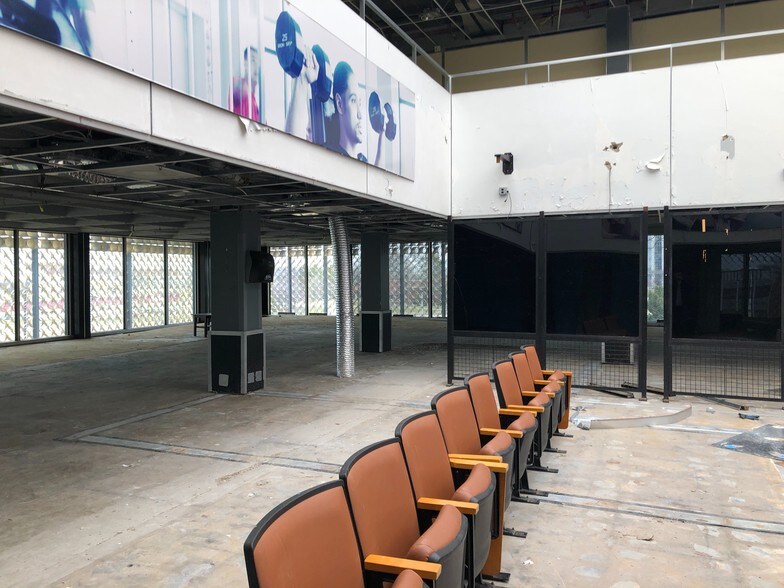 More Photos Of 16000-16200 Northland Dr, Southfield Office For Sale