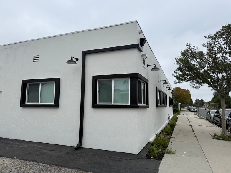 More Photos Of 17725 Rhoda St, Encino Office For Lease