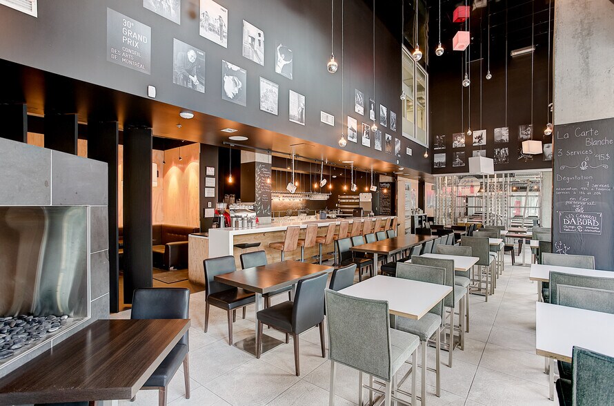 More Photos Of 22 Rue Ste-Catherine E, Montréal Office For Sale