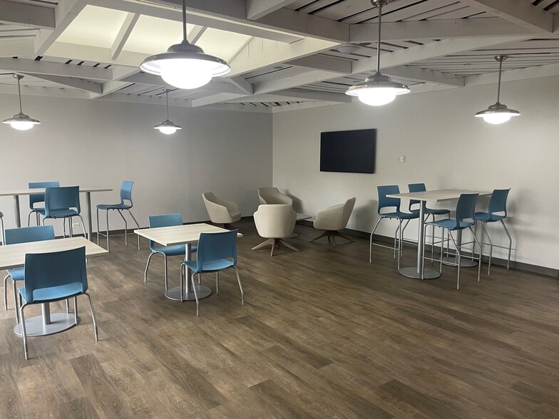 More Photos Of 40 Shuman Blvd, Naperville Office For Lease