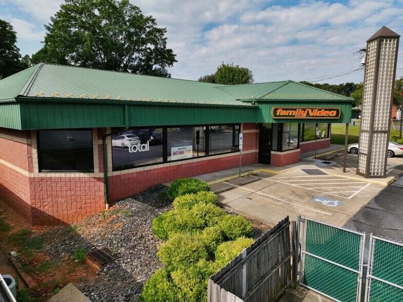 More Photos Of 189 W Main St, Forest City General Retail For Sale