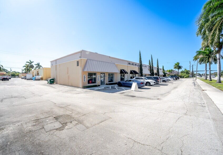 More Photos Of 174-180 Glades Rd, Boca Raton Light Distribution For Lease