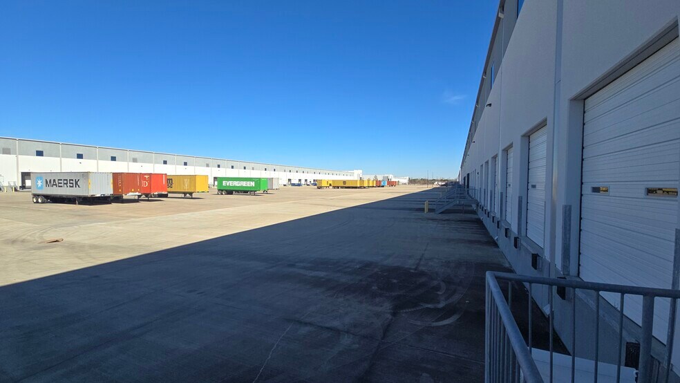 More Photos Of 5870 W Fuqua St, Houston Distribution For Lease