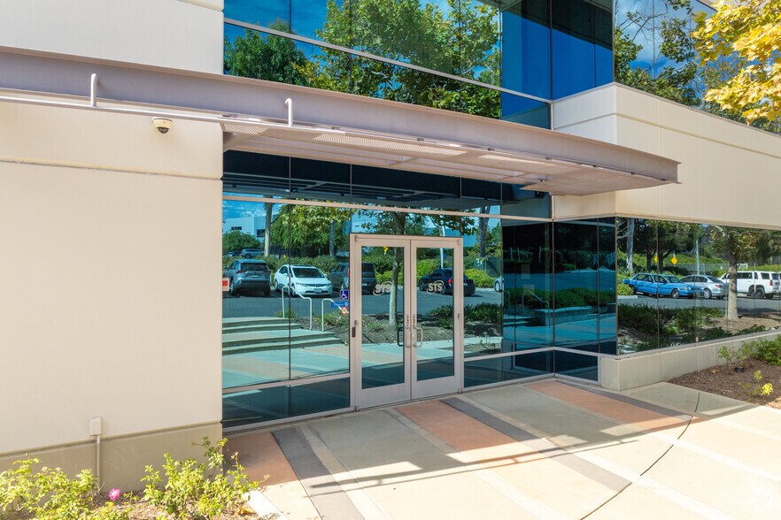 More Photos Of 130 W Cochran St, Simi Valley Distribution For Lease