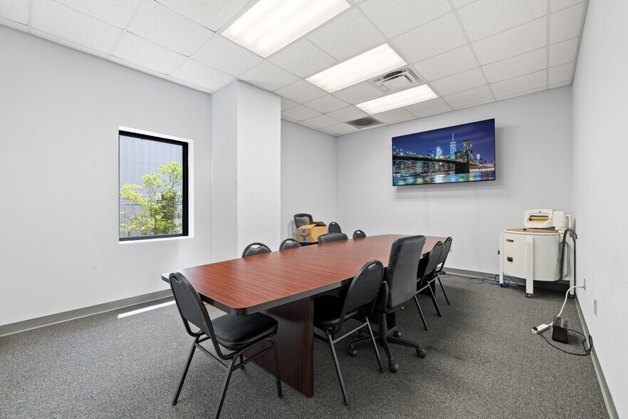 More Photos Of 7100 Edgewater Dr, Orlando Warehouse For Lease