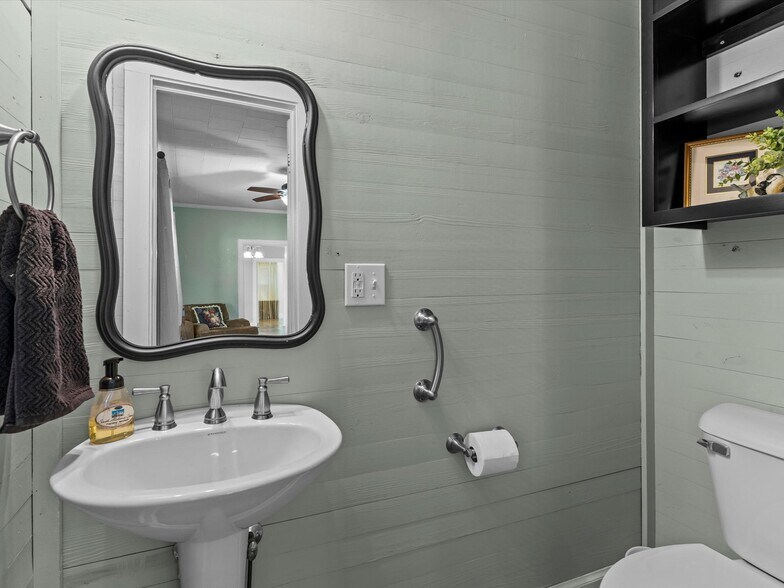 More Photos Of 302 W College St, Enterprise Flex For Sale