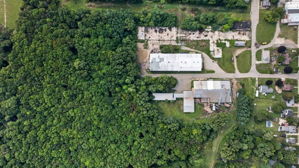 More Photos Of 211 Mill St, Springport Light Distribution For Sale