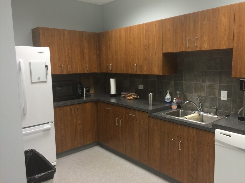 More Photos Of 7330 W 33rd St, Wichita Flex For Lease