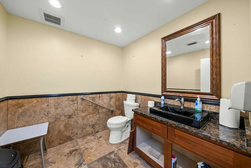 More Photos Of 1600 Jenks Ave, Panama City Medical For Sale