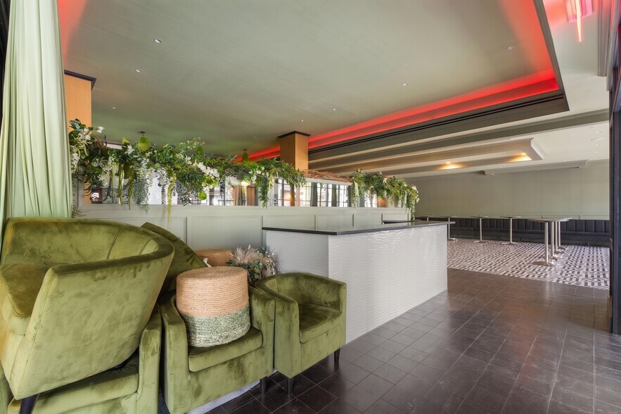 More Photos Of 24 Navy Pier Ct, Staten Island Restaurant For Lease