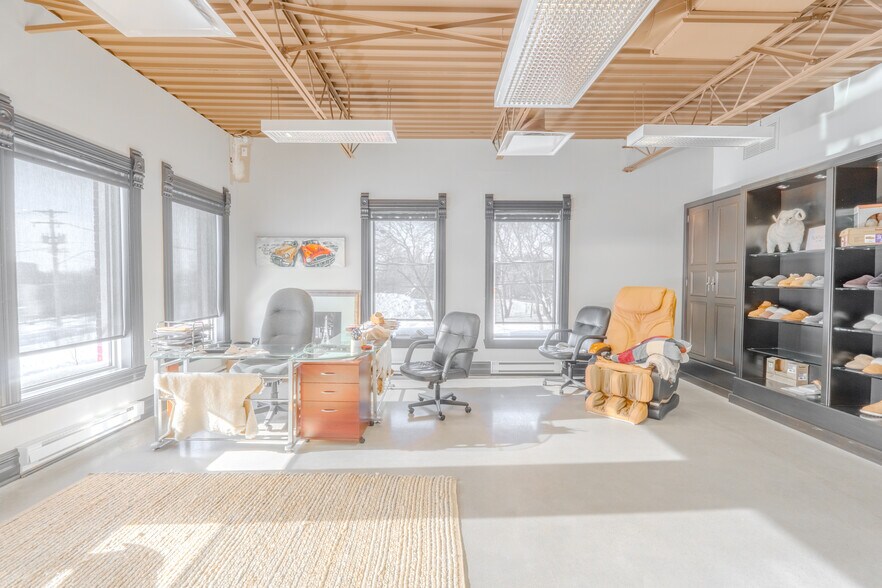 More Photos Of 2686 Ch de la Petite-Côte, Laval Light Distribution For Sale