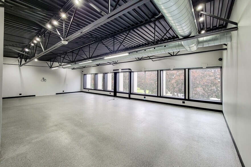More Photos Of 1070 Heritage Rd, Burlington Warehouse For Lease