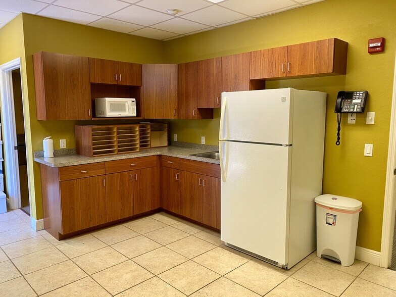More Photos Of 473 S Indiana Ave, Englewood Coworking Space