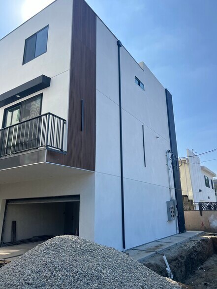 More Photos Of 13694 Erwin St, Van Nuys Apartments For Lease
