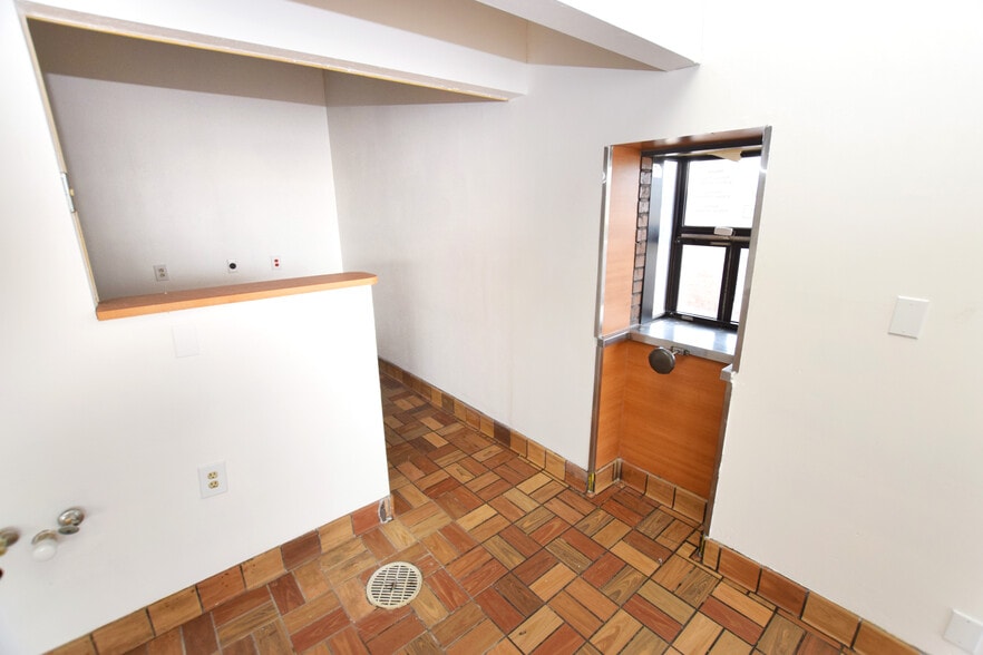 More Photos Of 1344-1358 E Bristol Rd, Burton Freestanding For Lease