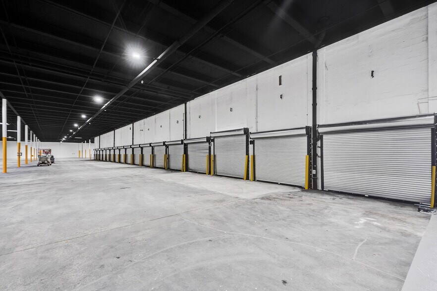 More Photos Of 6695-6699 NW 36th Ave, Miami Light Distribution For Lease