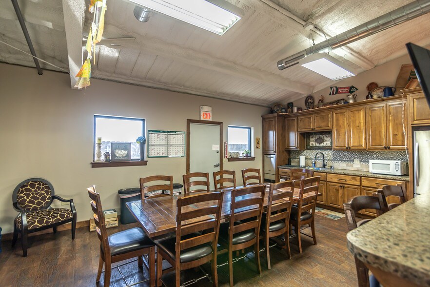 More Photos Of 1520 E Eagle Rd, Weatherford Light Manufacturing For Sale