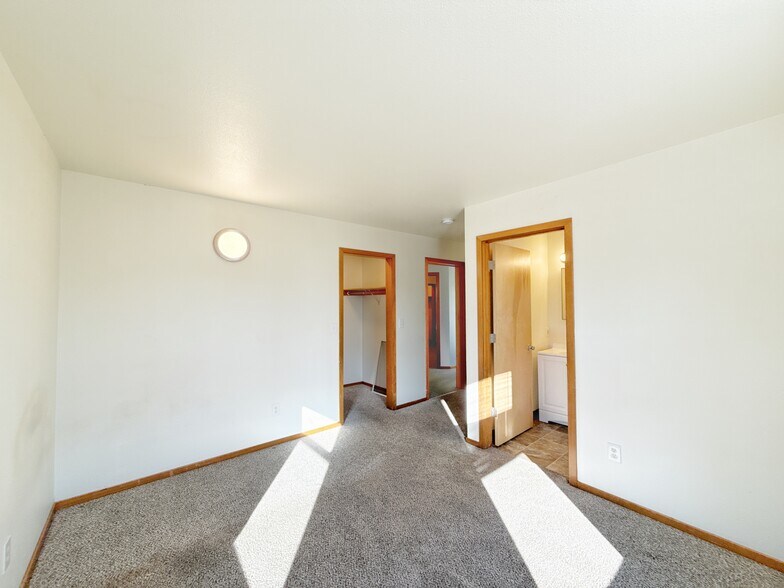 More Photos Of 217 NE 192nd Ave, Portland Flex For Sale