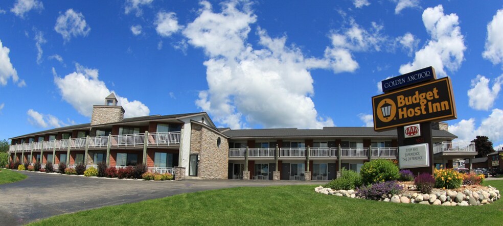Primary Photo Of 700 N State St, Saint Ignace Hotel For Sale