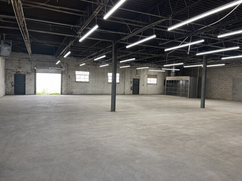 More Photos Of 55 Brook Ave, Deer Park Warehouse For Lease