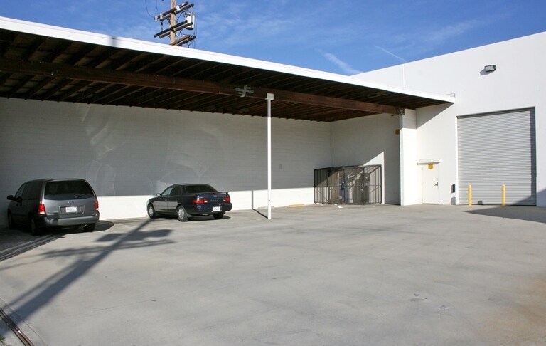More Photos Of 20740 Plummer St, Chatsworth Warehouse For Lease