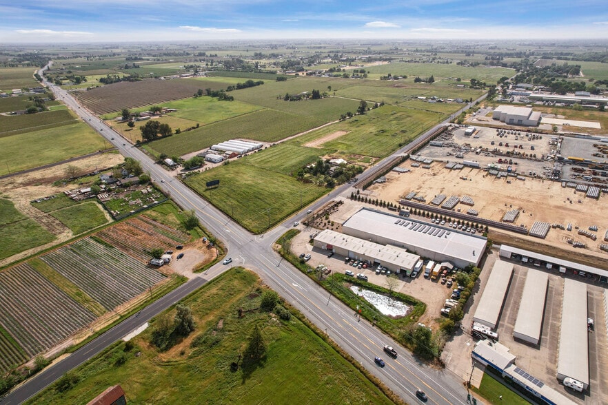 More Photos Of 12811 E Brandt Rd, Lockeford Warehouse For Sale