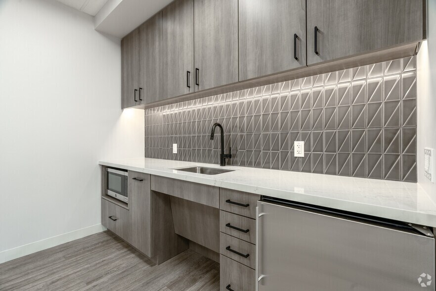 More Photos Of 17304 Preston Rd, Dallas Unknown For Lease