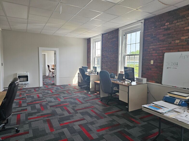 More Photos Of 101 E Trade St, Sanford Storefront Retail Office For Lease