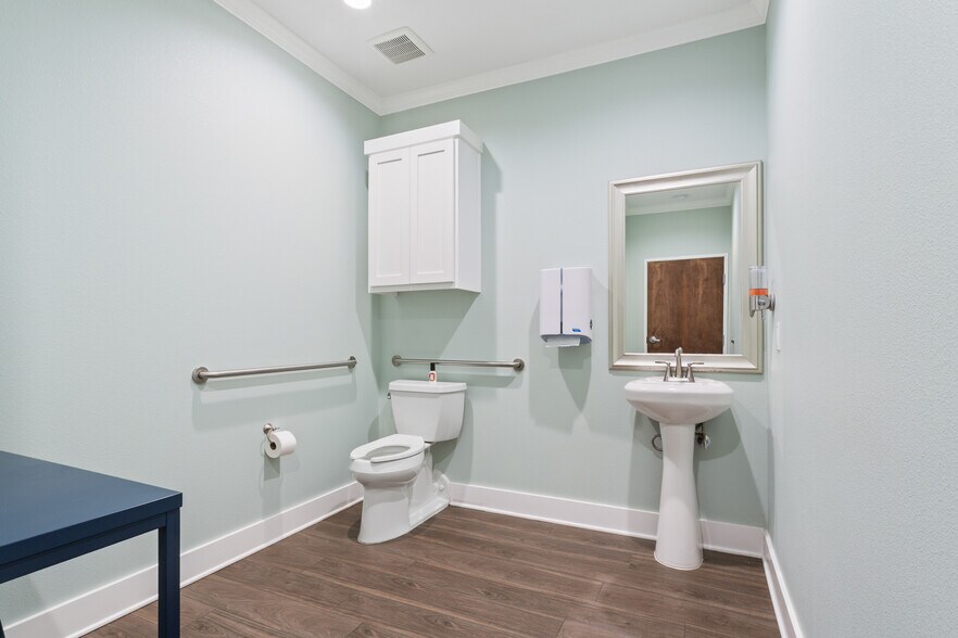 More Photos Of 1927 Columbus Ave, Waco Office For Sale