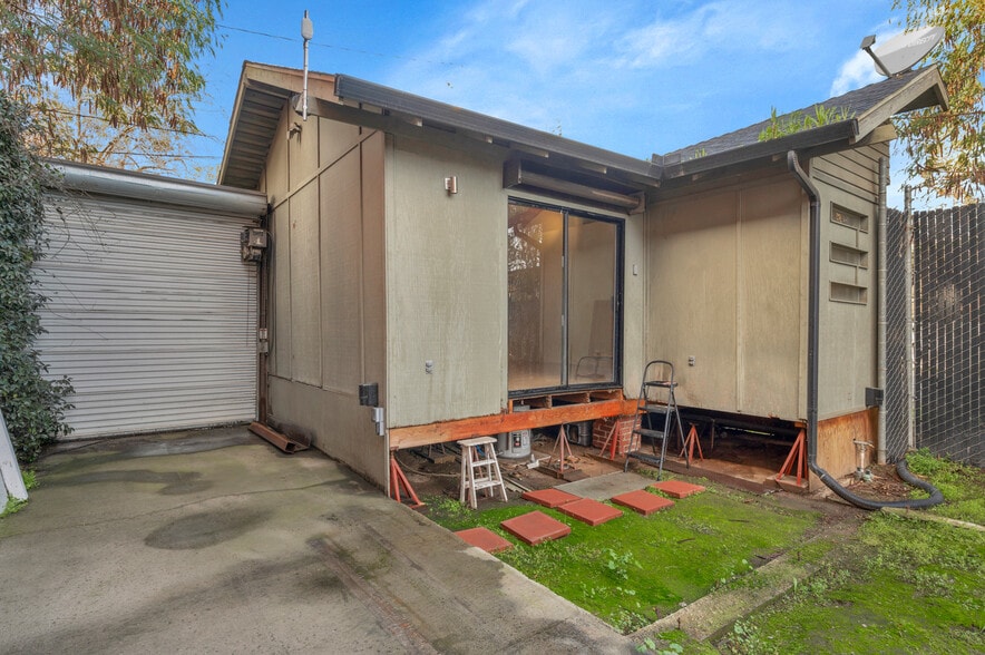 More Photos Of 2428 San Benito St, Fresno Showroom For Sale