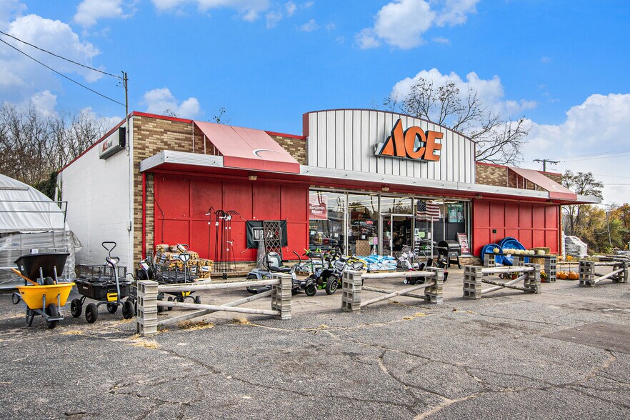 More Photos Of 558 Water St, Allegan Freestanding For Sale