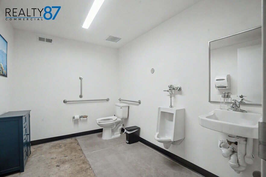 More Photos Of 44 17th Ave SW, Cedar Rapids Warehouse For Lease